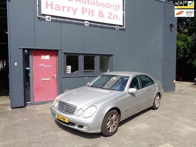 Grijs Gebruikt 2003 Mercedes E200 Elegance Sedan | € 1.995 - Afbeelding 1/4