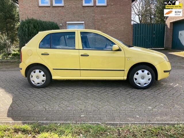 Geel Gebruikt 2001 Skoda Fabia Comfort Hatchback | € 1.150 (Eerlijke prijs) - Afbeelding 1/4