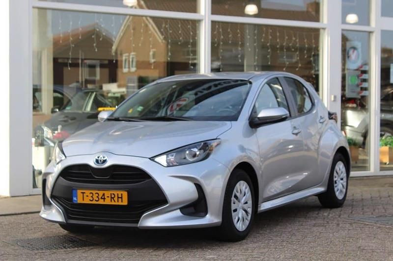 Grijs Gebruikt 2023 Toyota Yaris Active Hatchback | € 20.450 (Eerlijke prijs) - Afbeelding 1/4
