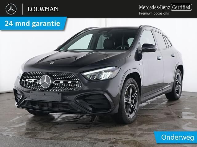 Zwart (mat) Occasion 2025 Mercedes GLA250 AMG SUV | € 51.945 (Eerlijke prijs) - Afbeelding 1/4