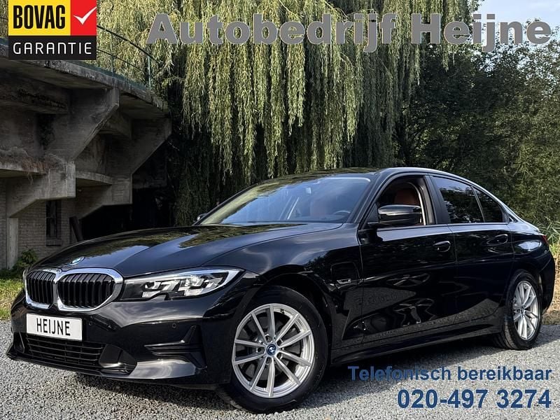 Zwart Gebruikt 2022 BMW 320e Comfort Edition Sedan | € 28.745 (Super prijs) - Afbeelding 1/4