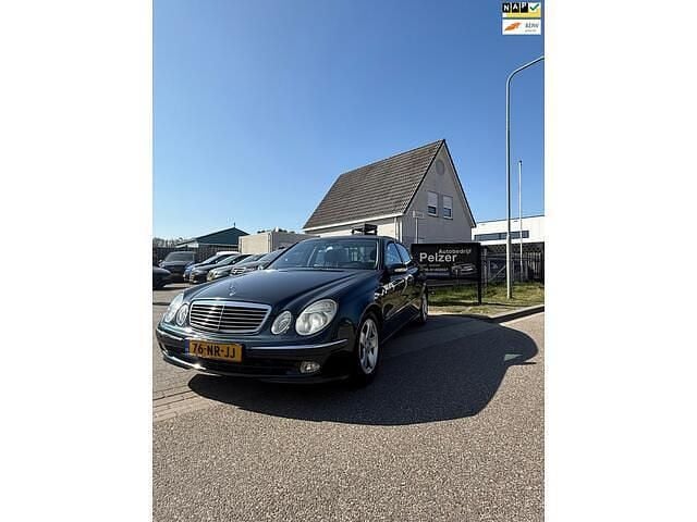 Zwart (metallic) Gebruikt 2004 Mercedes E220 Avantgarde Sedan | € 1.950 (Super prijs) - Afbeelding 1/4
