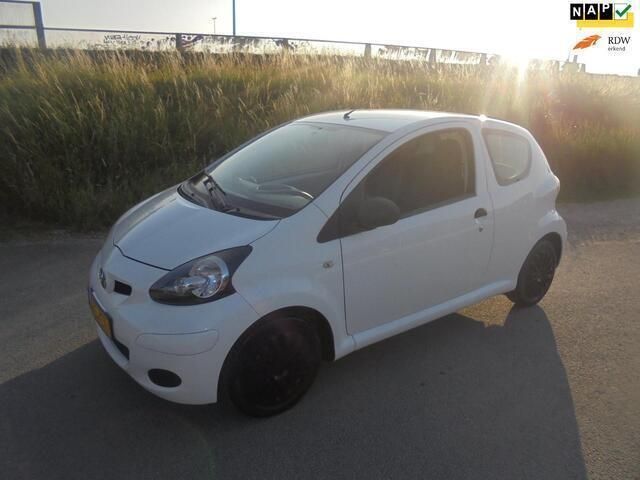 Wit Gebruikt 2011 Toyota Aygo Hatchback | € 3.750 (Eerlijke prijs) - Afbeelding 1/4