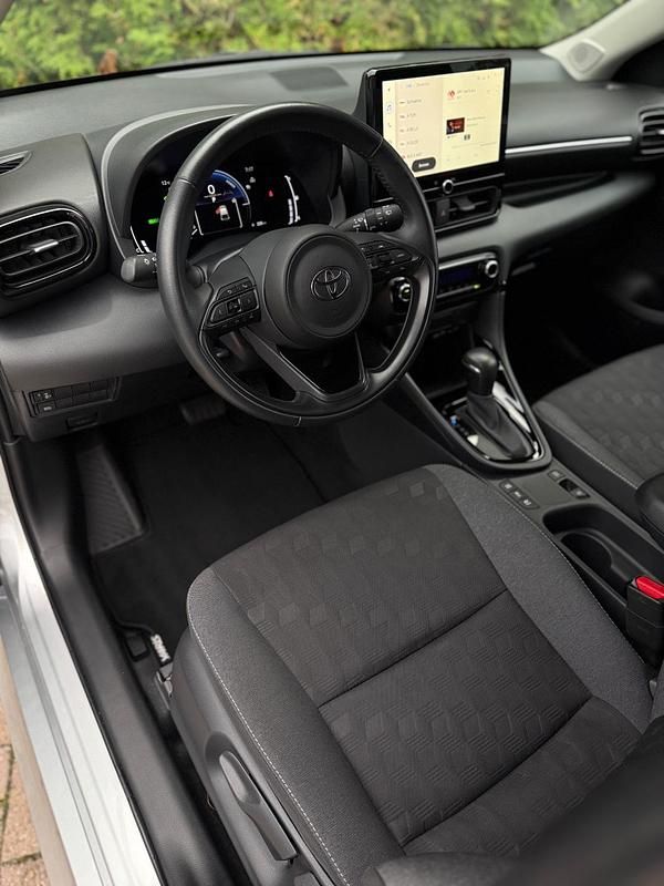 Occasion Toyota Yaris Hybrid 92 PK (67 kW) 2024 Zilver Hatchback