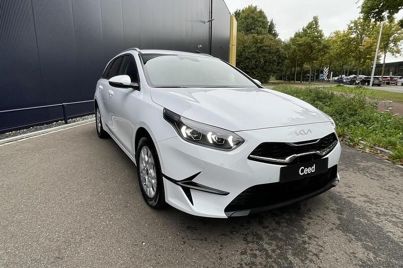 Wit Nieuw 2025 Kia Ceed Hatchback | € 28.795 (Eerlijke prijs) - Afbeelding 1/4