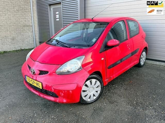 Rood Gebruikt 2006 Toyota Aygo Hatchback | € 2.750 (Goede deal) - Afbeelding 1/4