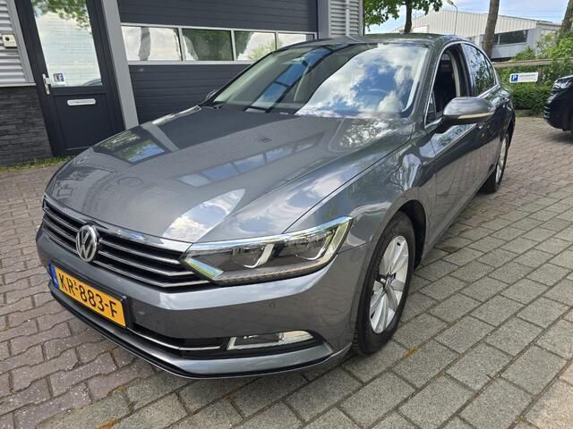 Grijs Gebruikt 2016 VW Passat Sedan | € 10.950 (Duur) - Afbeelding 1/4