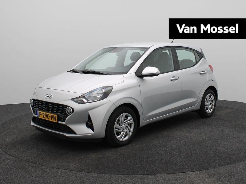 Grijs, metallic lak Gebruikt 2022 Hyundai i10 Comfort Hatchback | € 13.440 (Eerlijke prijs) - Afbeelding 1/4