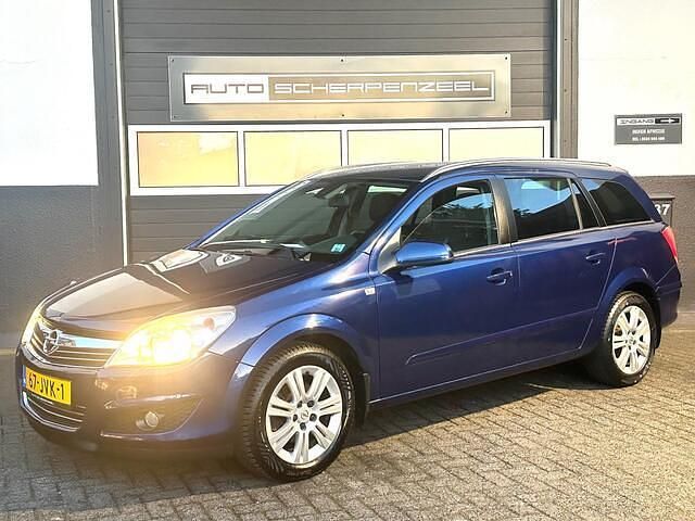 Blauw (metallic) Gebruikt 2009 Opel Astra Cosmo Stationwagen | € 3.385 (Eerlijke prijs) - Afbeelding 1/4