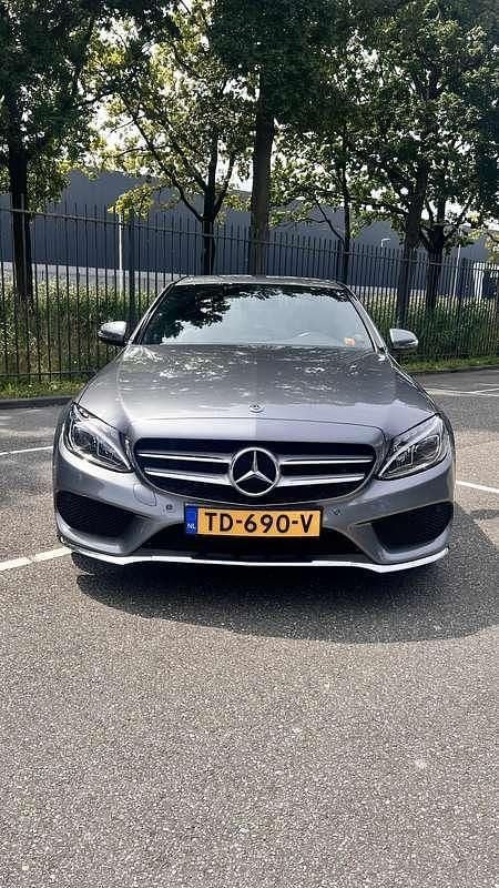 Grijs Gebruikt 2018 Mercedes C180 AMG Sedan | € 24.500 (Eerlijke prijs) - Afbeelding 1/4