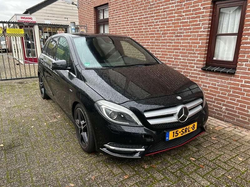 Zwart Gebruikt 2011 Mercedes 180 Ambition Sedan | € 9.999 - Afbeelding 1/4