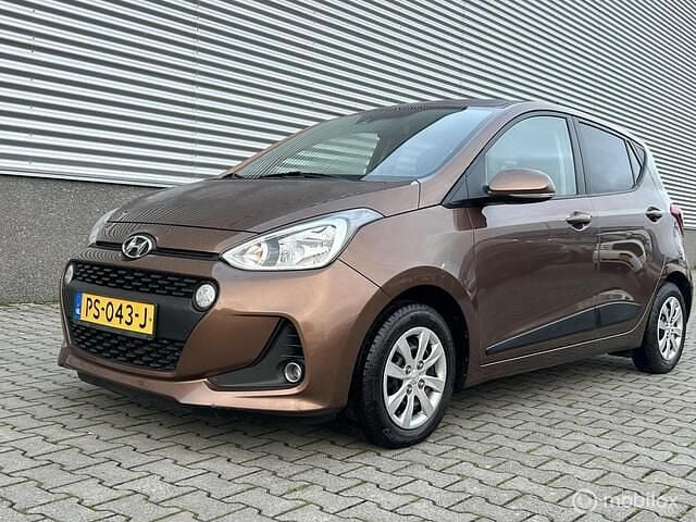 Bruin Gebruikt 2017 Hyundai i10 Premium Hatchback | € 3.999 - Afbeelding 1/4