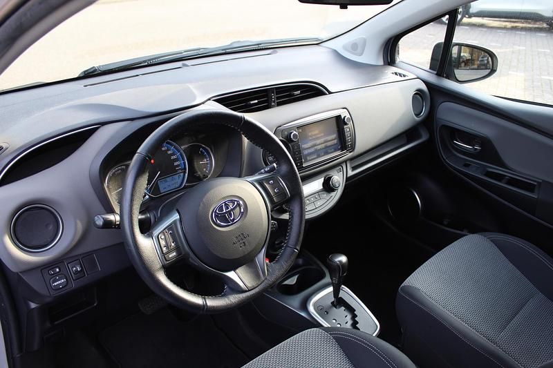 Occasion Toyota Yaris Hybrid 101 PK (74 kW) 2015 Zilver (metallic) Hatchback