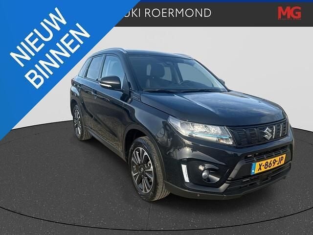 Zwart Gebruikt 2023 Suzuki Vitara Style SUV | € 26.950 - Afbeelding 1/4