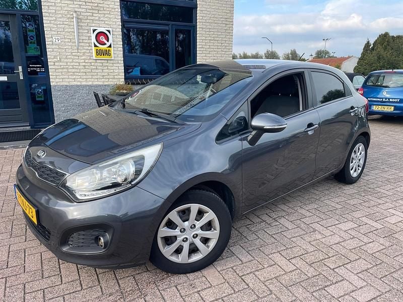 Grijs Gebruikt 2014 Kia Rio Plus Hatchback | € 4.995 (Eerlijke prijs) - Afbeelding 1/4