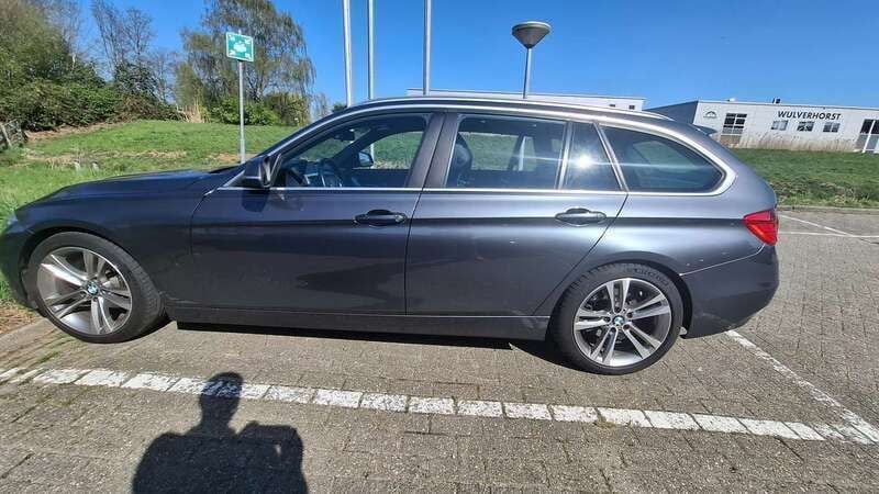 Grijs Gebruikt 2013 BMW 320 Executive Stationwagen | € 7.500 (Eerlijke prijs) - Afbeelding 1/4