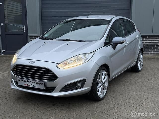 Zilver Occasion 2013 Ford Fiesta Titanium Hatchback | € 5.950 (Goede deal) - Afbeelding 1/4