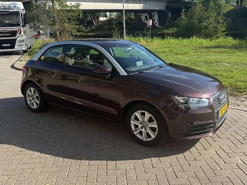 Paars Gebruikt 2011 Audi A1 Ambition Hatchback | € 6.900 (Eerlijke prijs) - Afbeelding 1/4