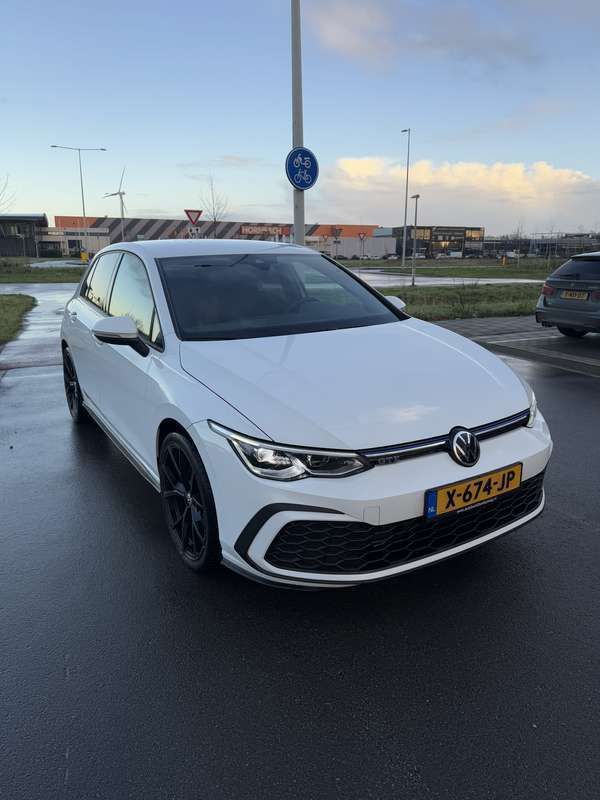 Wit Gebruikt 2021 VW Golf VIII GTE Stationwagen | € 23.500 (Eerlijke prijs) - Afbeelding 1/4