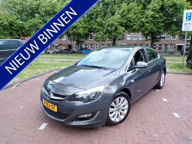 Grijs Gebruikt 2014 Opel Astra Cosmo Sedan | € 7.944 (Eerlijke prijs) - Afbeelding 1/4