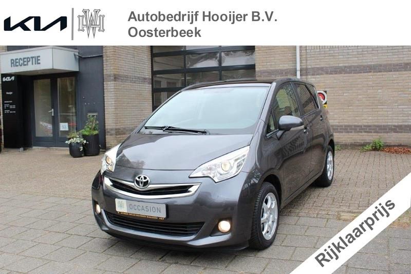 Grijs (metallic) Gebruikt 2015 Toyota Verso-S Trend Stationwagen | € 14.950 (Duur) - Afbeelding 1/4