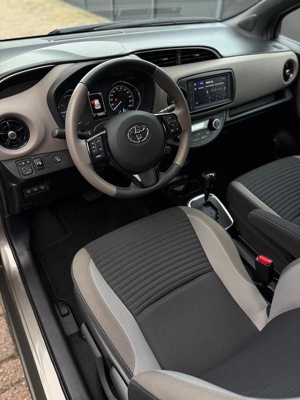 Occasion Toyota Yaris Hybrid 73 PK (53 kW) 2019 Grijs Hatchback