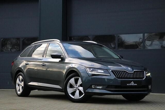 Grijs (metallic) Gebruikt 2015 Skoda Superb Business Line Stationwagen | € 11.949 (Eerlijke prijs) - Afbeelding 1/4