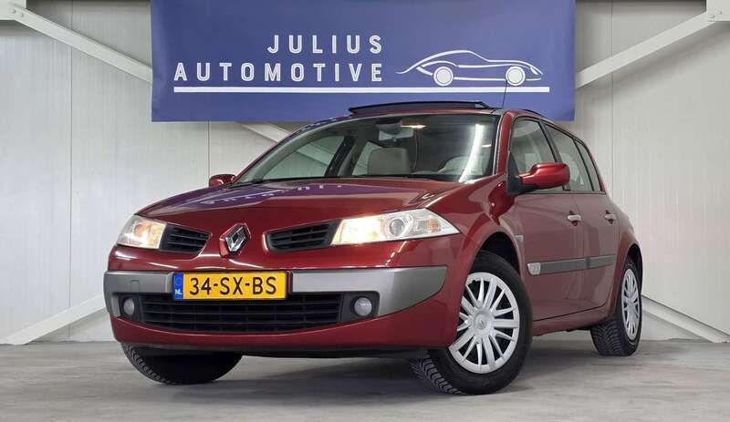 Rood Gebruikt 2006 Renault Mégane II Hatchback | € 3.443 (Eerlijke prijs) - Afbeelding 1/3