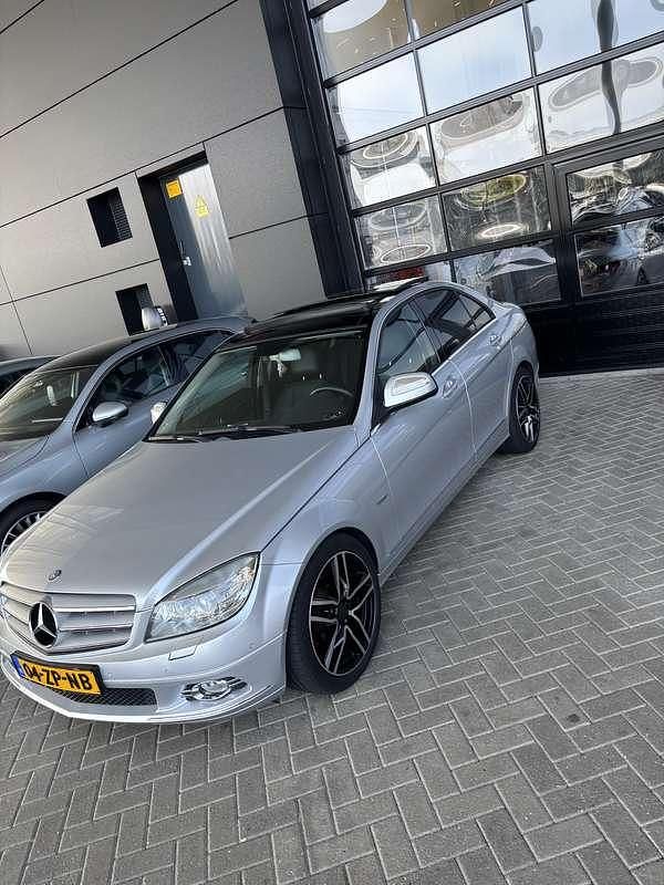 Grijs Gebruikt 2008 Mercedes C200 Avantgarde Sedan | € 8.000 (Eerlijke prijs) - Afbeelding 1/4