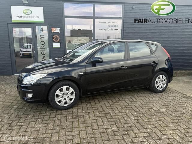 Zwart Occasion 2008 Hyundai i30 Dynamiq Hatchback | € 4.650 (Iets duurder) - Afbeelding 1/4