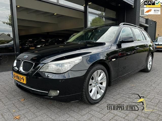 Zwart Gebruikt 2009 BMW 520 Stationwagen | € 3.950 (Eerlijke prijs) - Afbeelding 1/4