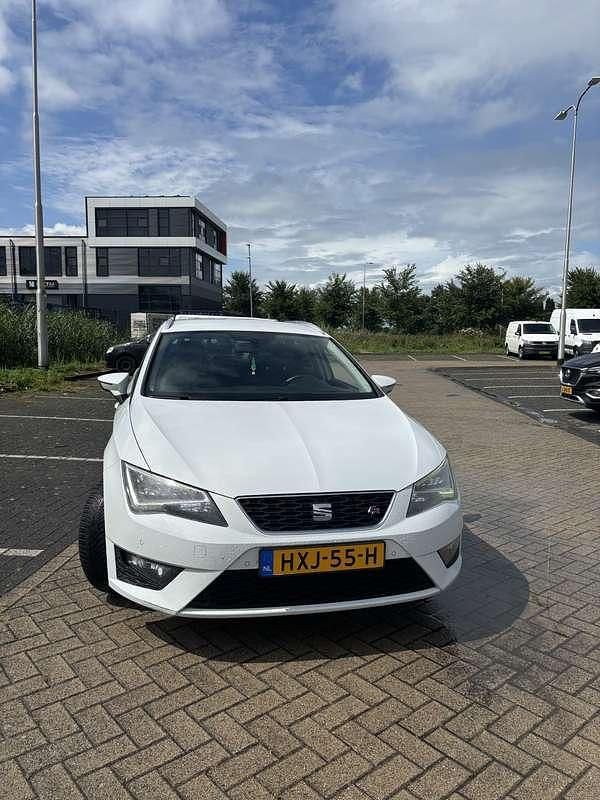 Wit Gebruikt 2015 Seat Leon ST FR Stationwagen | € 11.500 (Goede deal) - Afbeelding 1/4