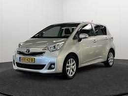 Zilver, metallic lak Gebruikt 2015 Toyota Verso-S Trend MPV | € 12.445 (Eerlijke prijs) - Afbeelding 1/3