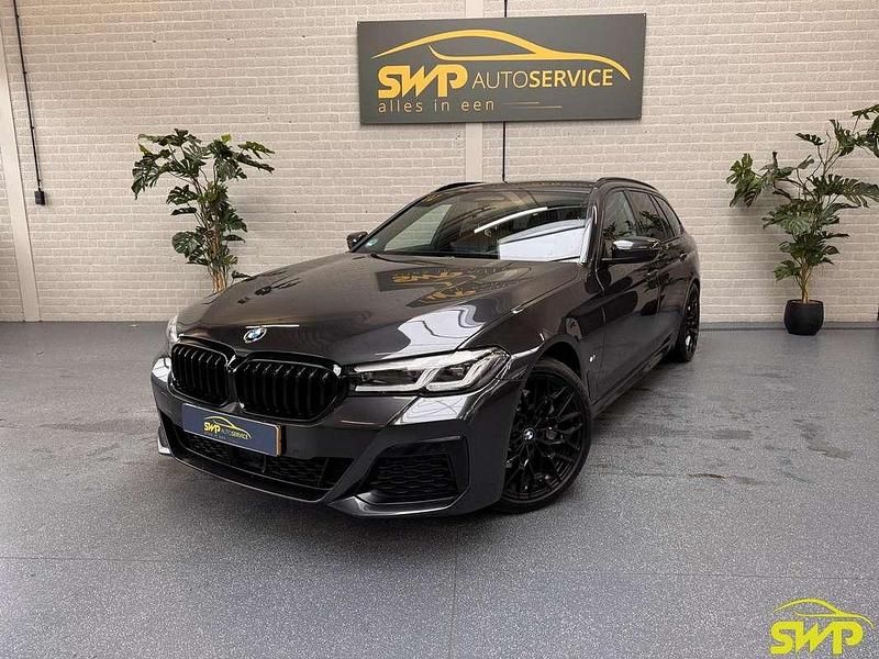 Grijs (metallic) Gebruikt 2022 BMW 530 M Sport Stationwagen | € 44.950 (Iets duurder) - Afbeelding 1/4