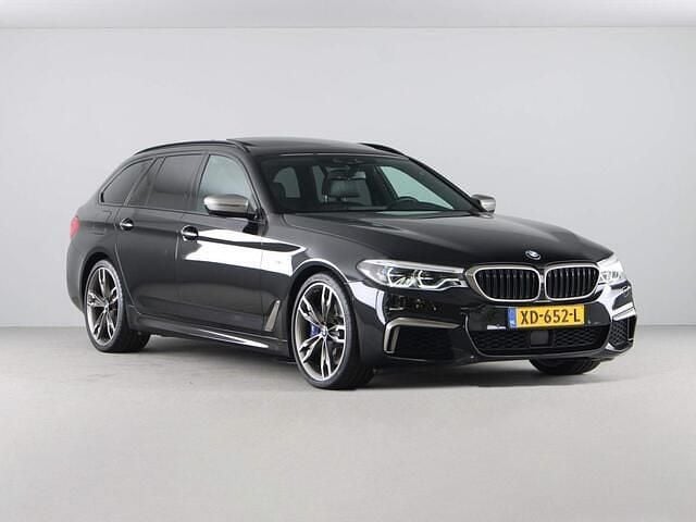 Zwart Gebruikt 2018 BMW M550 Executive Sedan | € 38.650 (Eerlijke prijs) - Afbeelding 1/4