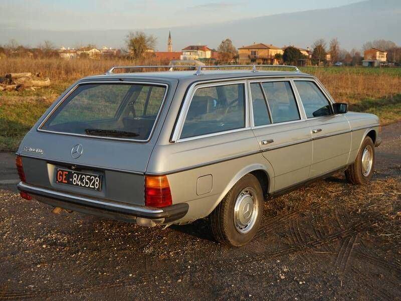 Zilver Gebruikt 1981 Mercedes 240 Stationwagen | € 20.800 - Afbeelding 1/4