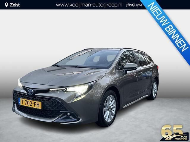 Oxyde bronze (licht groen) Gebruikt 2023 Toyota Corolla Active Stationwagen | € 27.900 (Eerlijke prijs) - Afbeelding 1/4