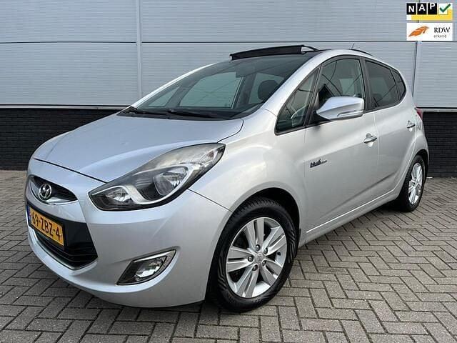 Grijs, metallic lak Gebruikt 2012 Hyundai ix20 Hatchback | € 4.950 (Goede deal) - Afbeelding 1/4