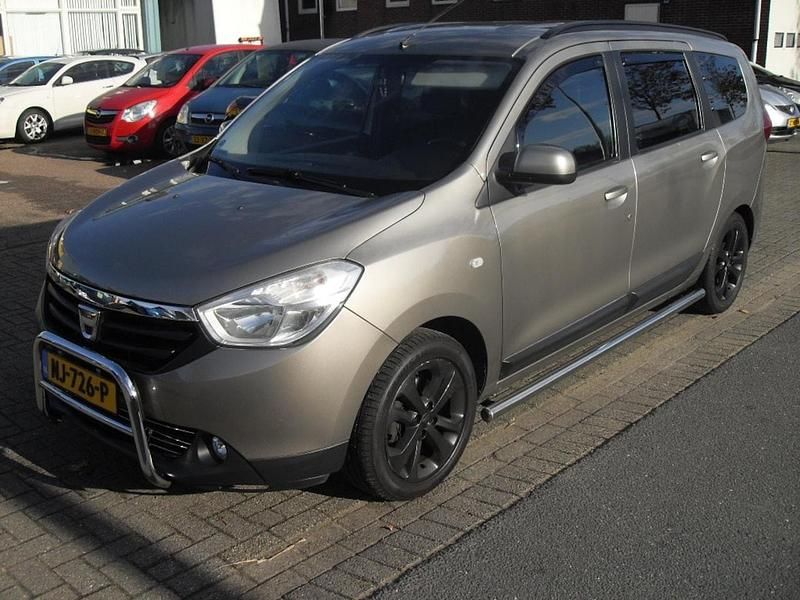 Bruin (metallic) Gebruikt 2013 Dacia Lodgy Prestige MPV | € 3.650 (Eerlijke prijs) - Afbeelding 1/4