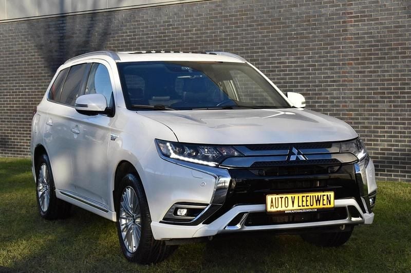 Wit Occasion 2019 Mitsubishi Outlander P-HEV Edition SUV | € 20.425 (Eerlijke prijs) - Afbeelding 1/4