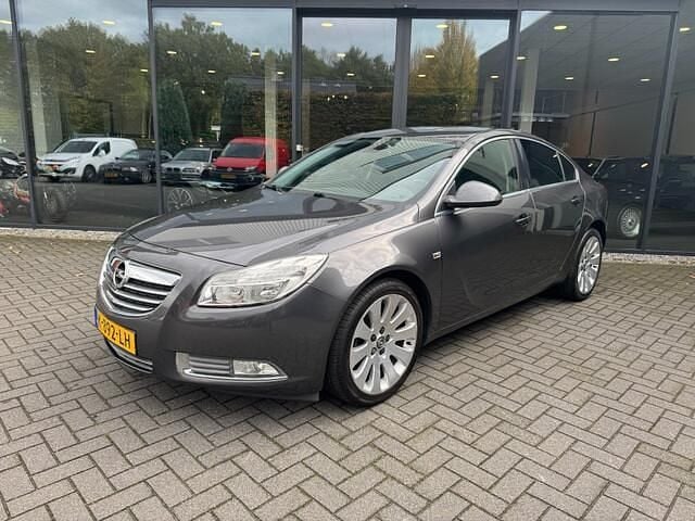 Grijs Gebruikt 2011 Opel Insignia Edition Sedan | € 7.750 (Eerlijke prijs) - Afbeelding 1/4