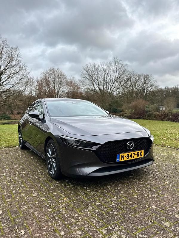 Grijs (metallic) Gebruikt 2021 Mazda 3 Comfort Hatchback | € 19.950 (Super prijs) - Afbeelding 1/4