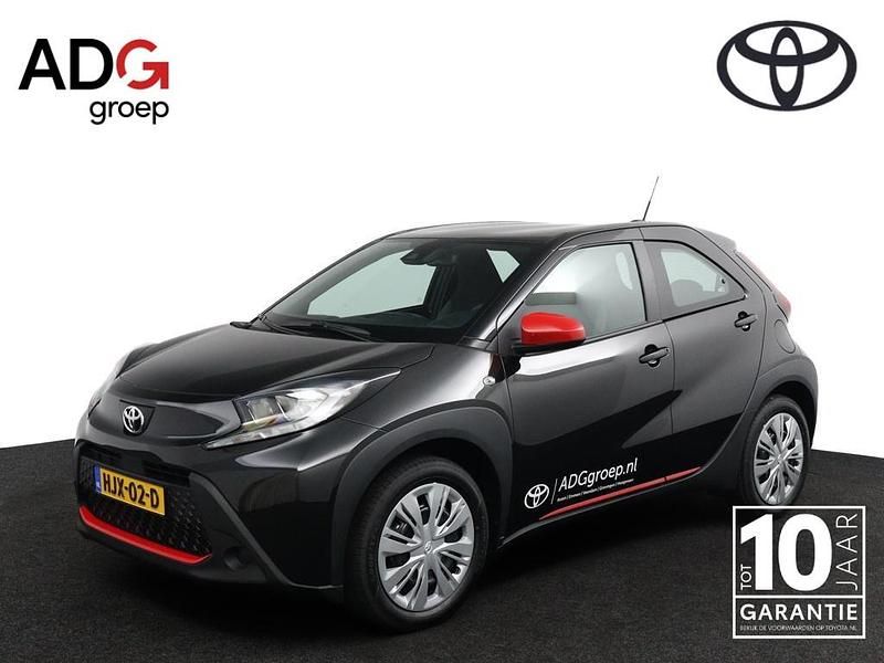 Zwart Gebruikt 2025 Toyota Aygo Play Hatchback | € 23.900 (Iets duurder) - Afbeelding 1/4