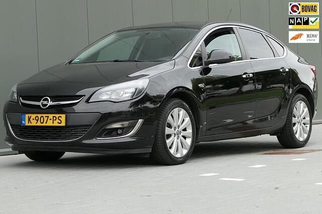 Zwart Gebruikt 2017 Opel Astra Sedan | € 9.940 (Eerlijke prijs) - Afbeelding 1/4