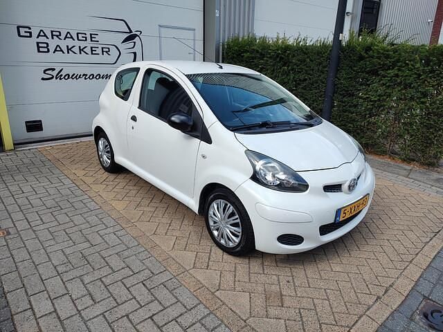 Wit Gebruikt 2011 Toyota Aygo Cool Hatchback | € 2.695 (Goede deal) - Afbeelding 1/4
