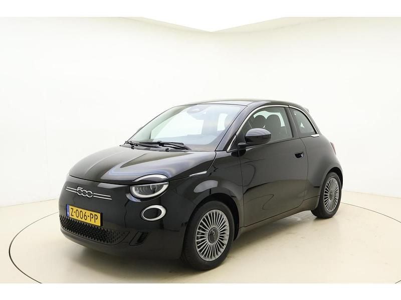 Zwart Occasion 2024 Fiat 500e Urban Hatchback | € 20.645 (Iets duurder) - Afbeelding 1/1
