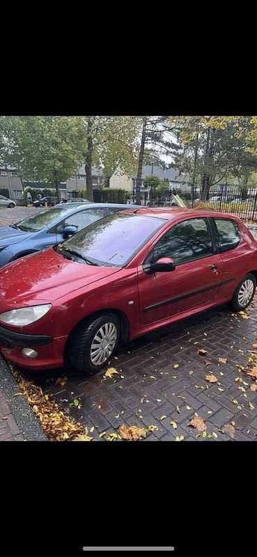 Rood Gebruikt 2003 Peugeot 206 Premium Hatchback | € 2.500 (Eerlijke prijs) - Afbeelding 1/4
