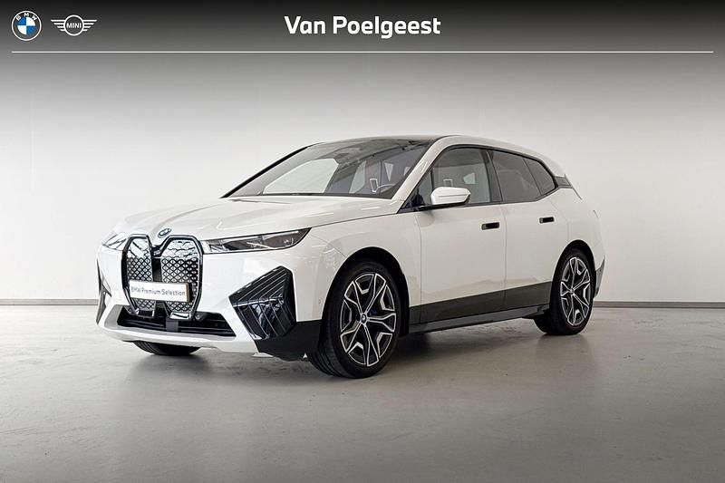 Mineralweiss metallic (wit metallic) Gebruikt 2021 BMW iX Executive SUV | € 44.995 (Eerlijke prijs) - Afbeelding 1/4
