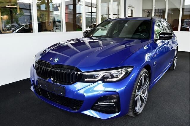 Blauw, metallic lak Gebruikt 2022 BMW 330 Comfort Edition Stationwagen | € 37.900 (Eerlijke prijs) - Afbeelding 1/4