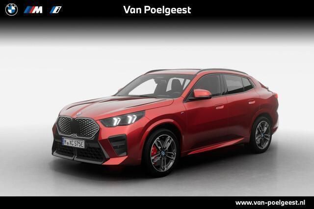 Fire rot metallic (rood metallic) Nieuw 2025 BMW iX2 M Sport SUV | € 59.674 (Goede deal) - Afbeelding 1/4